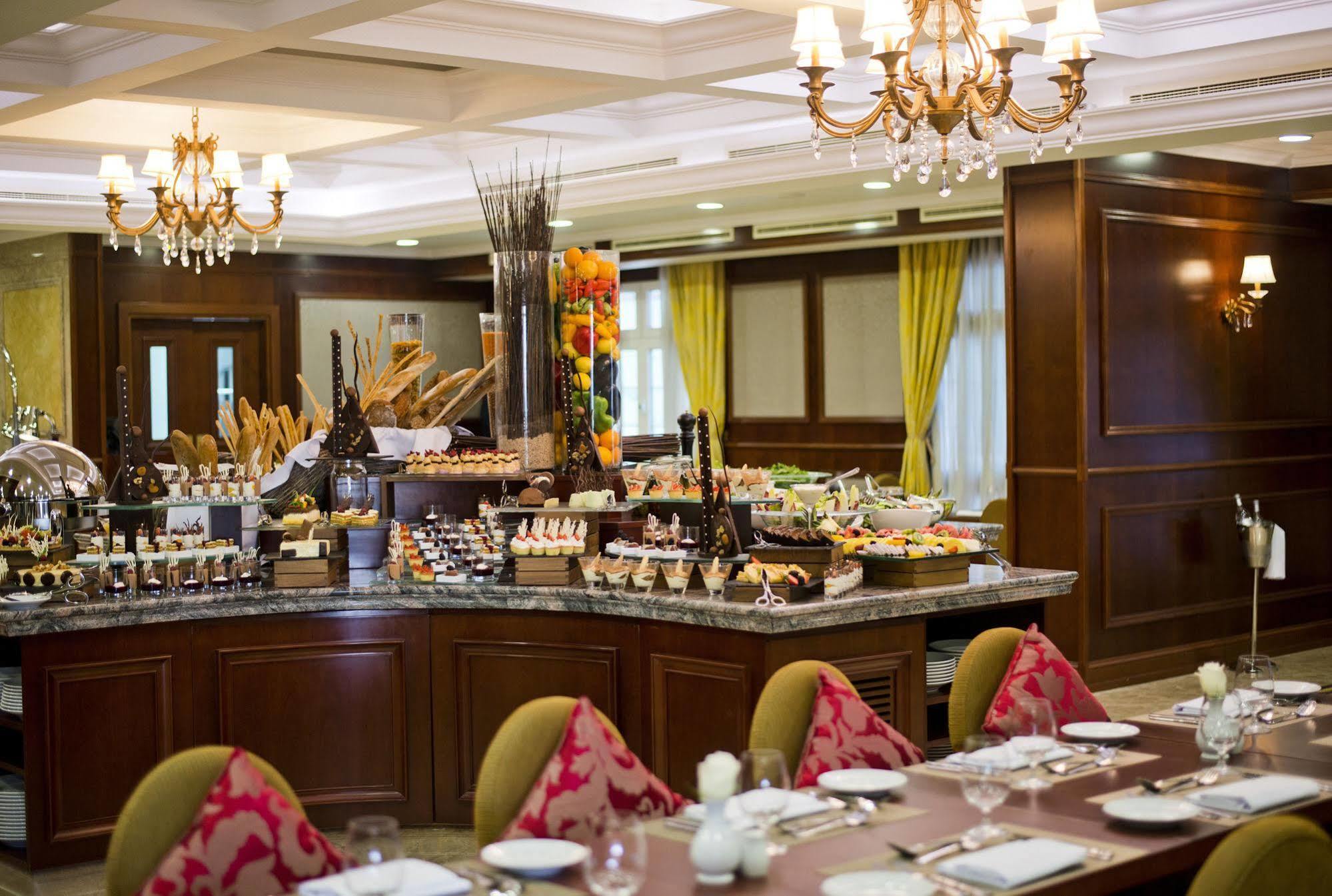 Warwick Doha Hotel Exterior photo The restaurant