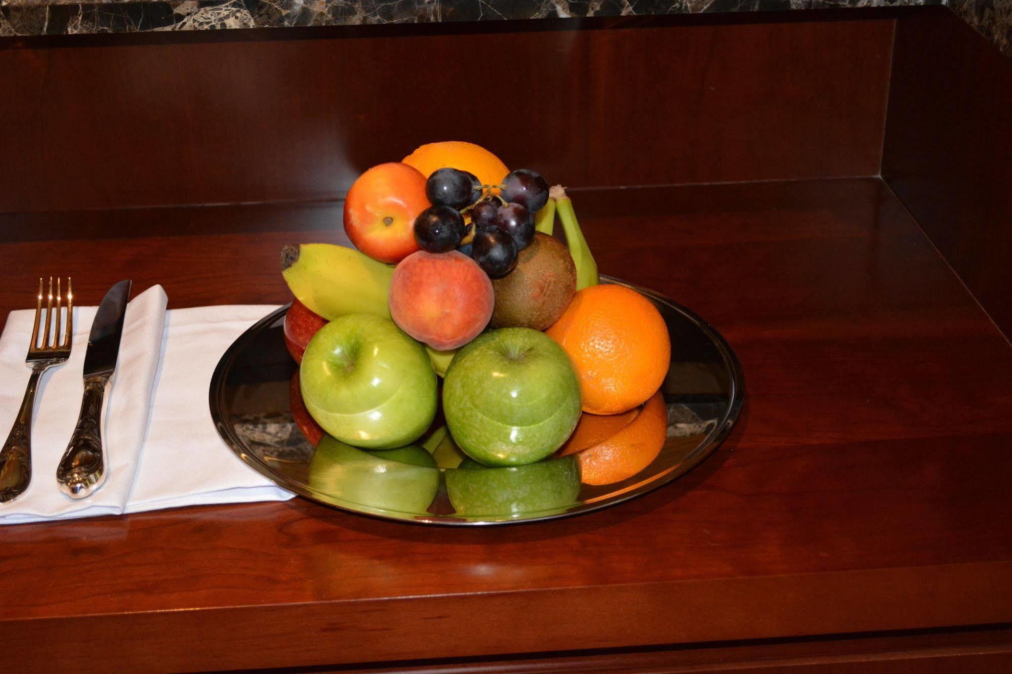 Warwick Doha Hotel Exterior photo Fruit platter