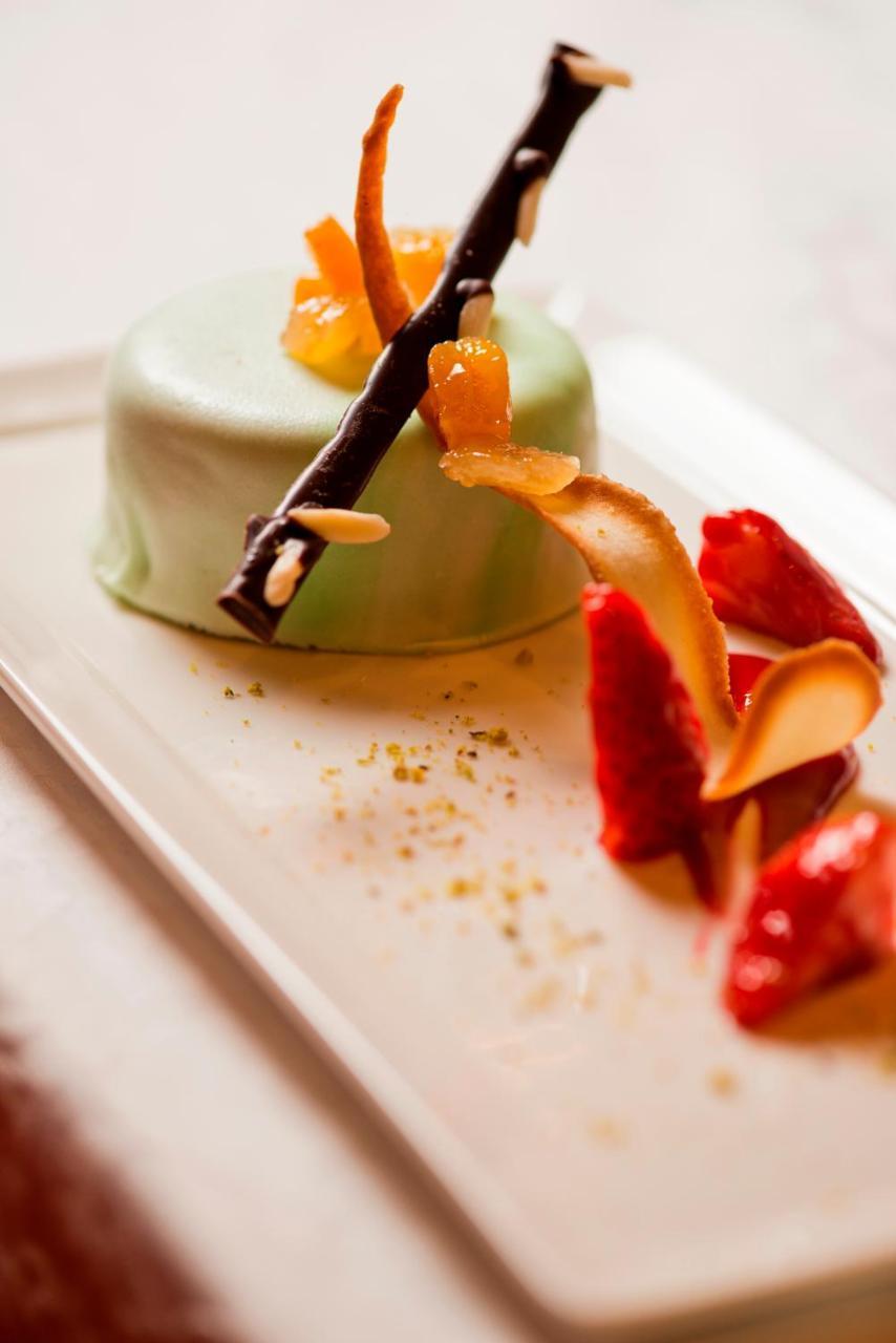 Warwick Doha Hotel Exterior photo A dessert