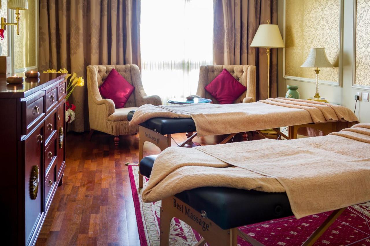 Warwick Doha Hotel Exterior photo A room at the Taj Mahal Palace
